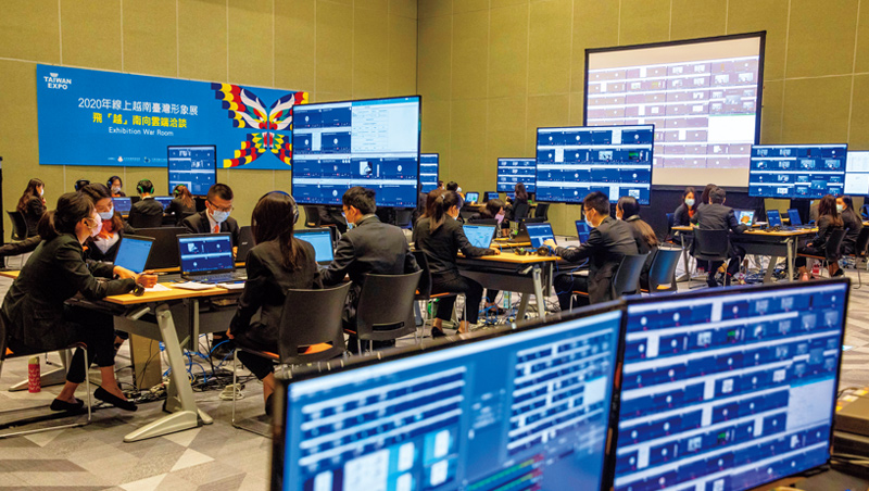 今年的越南台灣形象展，把商務洽談搬到線上。工作人員透過螢幕監控流程，每個分割畫面都代表著一筆可能成交的訂單。
